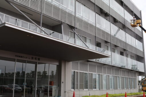 長和園建物窓ガラス清掃実施