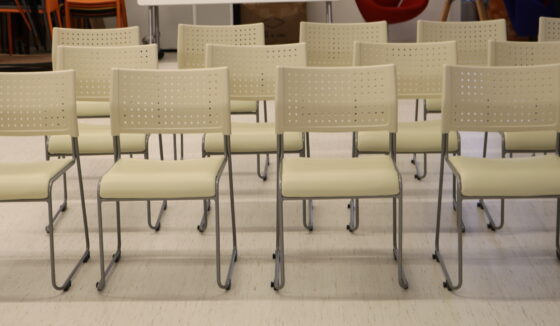 「あけぼの会」様より椅子をご寄贈いただきました。